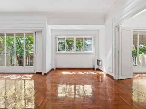 Casa de 8 ambientes en tres plantas con terraza y patio. Parque Avellaneda