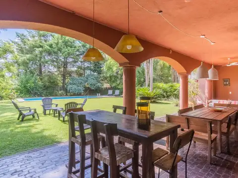 Casa en Venta con 4 cocheras