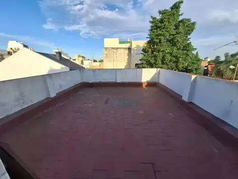 Departamento tipo casa de 3 ambientes con terraza propia