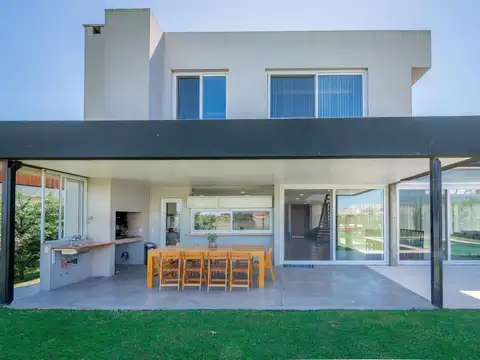 Casa en Alquiler con 2 cocheras