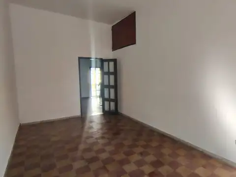 Casa 8 ambientes con 2 baños