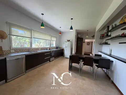 Casa 4 ambientes con 2 baños