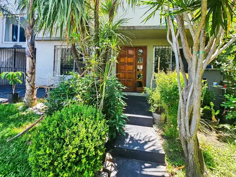 Casa 6 ambientes con 2 baños