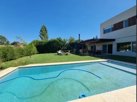 Casa 6 ambientes con 4 baños