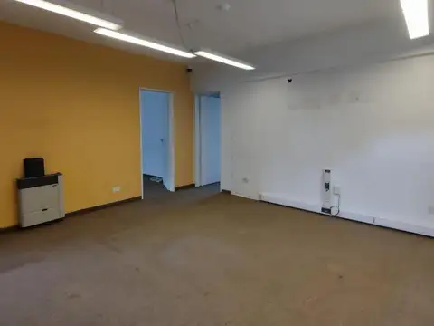 Oficina 5 ambientes con 2 baños