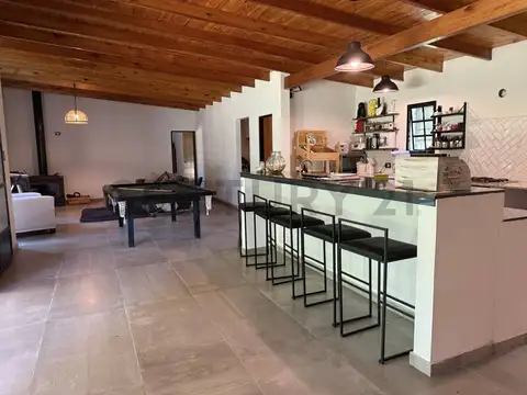 Casa en  Estancia chica. 1,6 hectáreas, pileta, parque y quincho