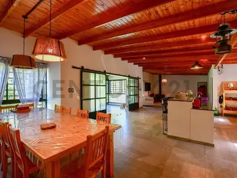 Casa en  Estancia chica. 1,6 hectáreas, pileta, parque y quincho