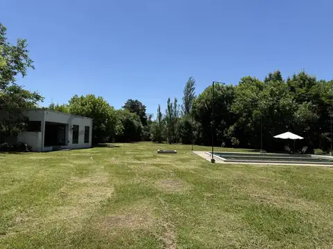 Casa en  Estancia chica. 1,6 hectáreas, pileta, parque y quincho