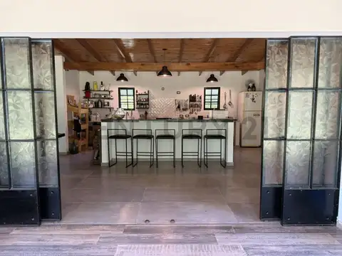 Casa en  Estancia chica. 1,6 hectáreas, pileta, parque y quincho