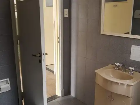 DEPARTAMENTO TIPO CASA, AL FRENTE   CON PATIO. TERRAZA DE USO COMPARTIDO. SE VENDE ALQUILADO