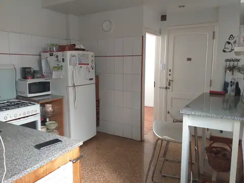 Piso 5 amb. Excelente. Luminoso y asoleado. Cocina. Comedor diario. Baño y Toilet. Baulera. 108m2