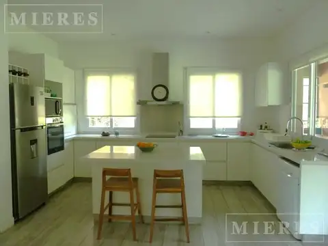 Casa 6 ambientes con 2 baños