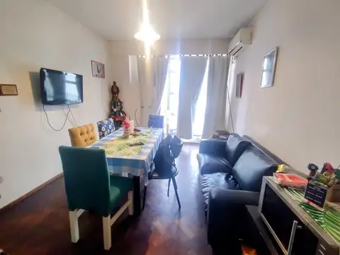 Departamento dos dormitorios al frente con balcón