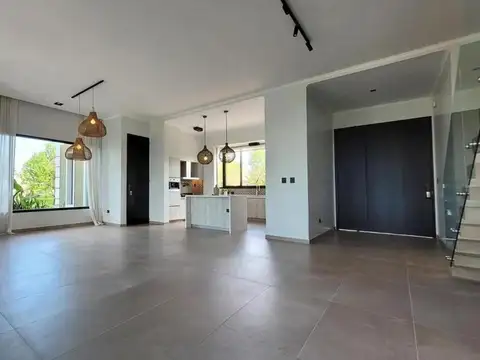 Casa 6 ambientes con 4 baños