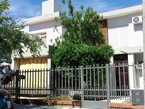 AMPLIA CASA EN 7 JEFES, A METROS DE COSTANERA