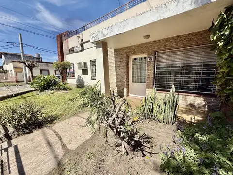 Casa 4 ambientes con local comercial  y doble cochera en venta Lomas del Mirador