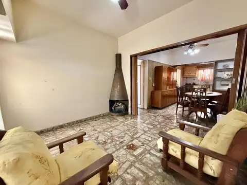 Casa 5 ambientes con 2 baños