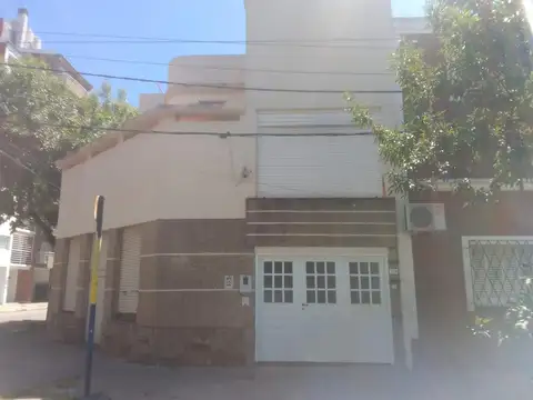 Hermosa casa con local comercial en Arroyito