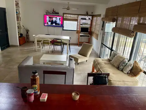 Casa 6 ambientes con 2 baños