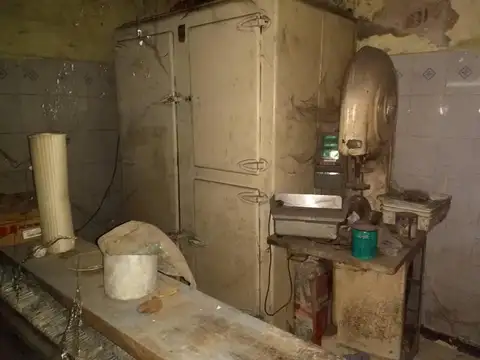 Propiedad con dos locales comerciales y departamento a terminar  en venta en Laferrere