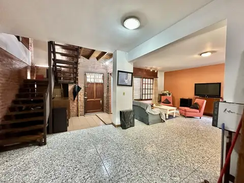Casa 5 ambientes con 2 baños