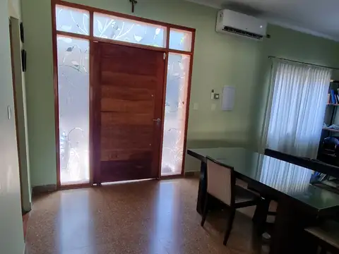 Casa 6 ambientes con 2 baños