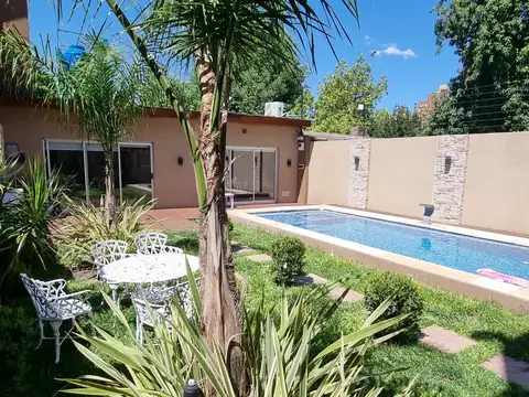 ### HERMOSA CASA EN VENTA 4 DORMITORIOS / PILETA / SAN MIGUEL  ###