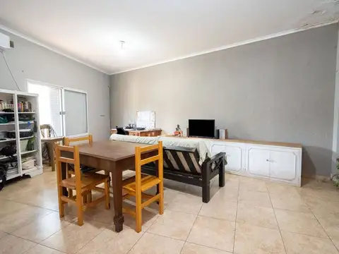 Casa 7 ambientes con 2 baños