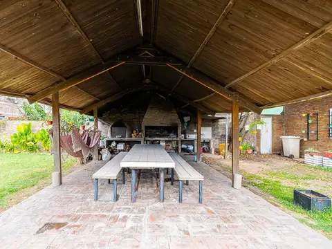 CASA EN VENTA CON PISCINA APTA CREDITO ALVEAR