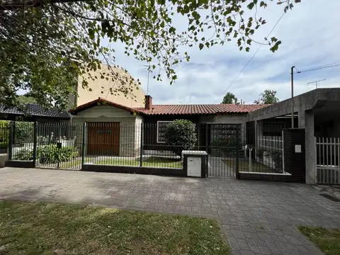 En Venta Hermoso Chalet de 200 m Ciudad Jardin de 4 Ambientes F: 10329