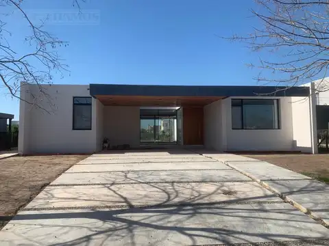 Av de los Lagos Barrio EL Canton Casa en Venta Golf  a Estrenar - Alquilada PG