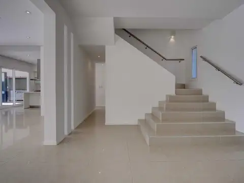 Casa 6 ambientes con 7 baños