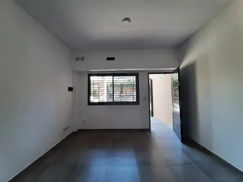 Eduardo Costa 100, Piso PB