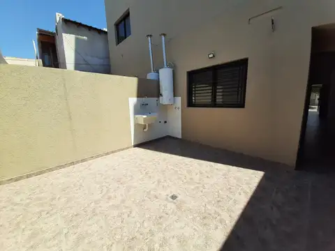 ¡Retasado! EXCELENTE DEPARTAMENTO DE 2 AMBIENTES con cochera y patio.