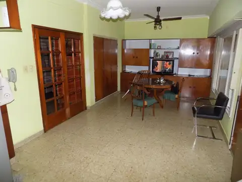 Excelente casa de 4 ambientes, desarrollada en 2 plantas, con fondo libre.