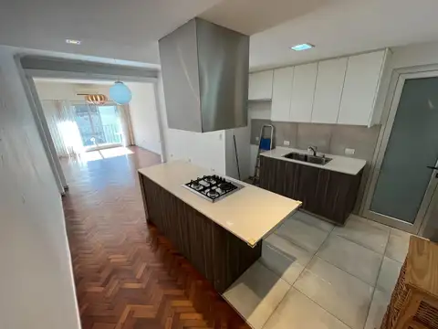 Venta. 3 Ambientes. Refaccionado. Balcón. Perú y Av Caseros.