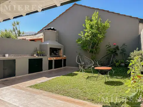 Dúplex amplio, en un entorno residencial y tranquilo en venta.