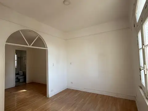 Departamento de 2 Ambientes Amplios. Excelente Ubicación. Apto Profesional