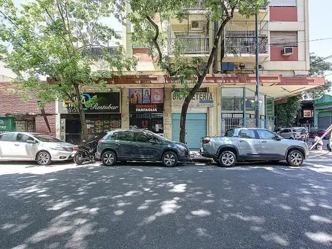 Local  emplazado en el  barrio de Flores,  cuenta con 36 m² totales Distribuido en PB y Subsuelo.