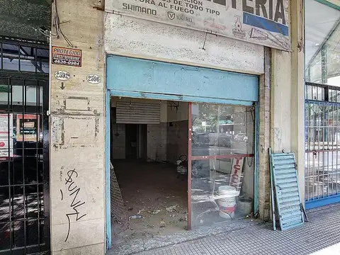 Local  emplazado en el  barrio de Flores,  cuenta con 36 m² totales Distribuido en PB y Subsuelo.