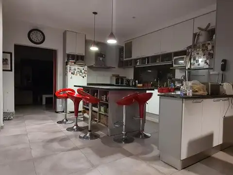 Casa 7 ambientes con 4 baños