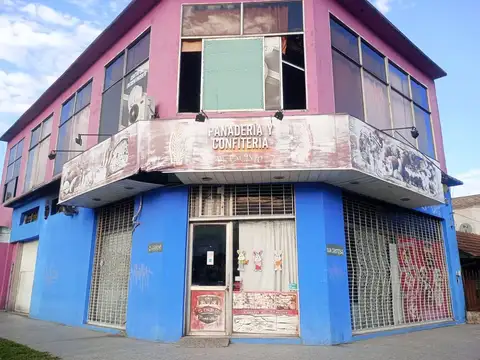 Local comercial de dos plantas con cochera.