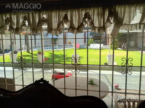 Casa en Alquiler con 4 cocheras