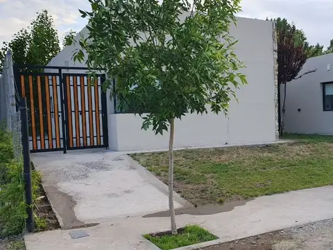 Casa 4 ambientes con 2 baños