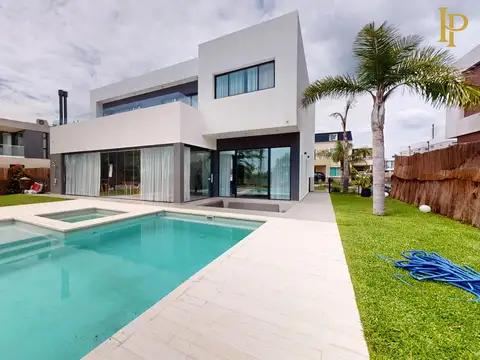 Casa en Venta con 2 cocheras