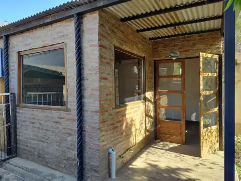 CASA 2 DORM 2 BAÑOS CON POTENCIAL COMERCIAL