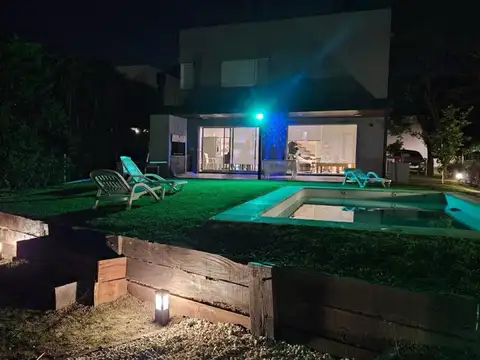 Casa 5 ambientes con 3 baños