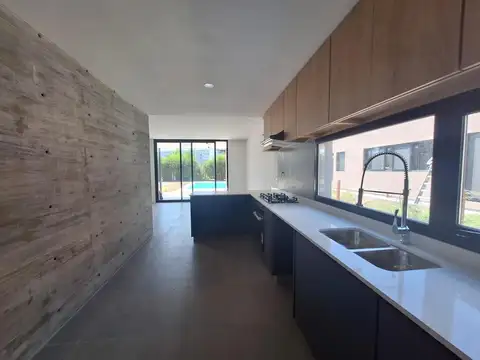 Casa 5 ambientes con 2 baños