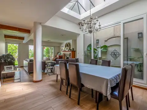 Casa en Alquiler con 4 cocheras