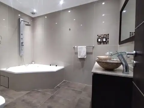 Casa 5 ambientes con 2 baños